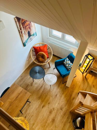an overhead view of a living room with chairs and tables at Le Rennais - Gare & centre ville in Rennes