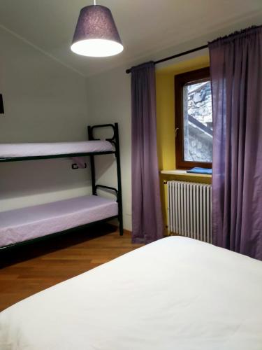 Montenero Val CocchiaraにあるLa casa di Pietraのベッドルーム1室(二段ベッド2台、窓付)が備わります。