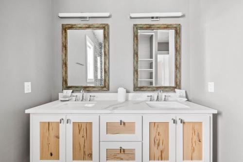 un baño con dos lavabos y dos espejos en Seven Palms Reunion, en Inlet Beach