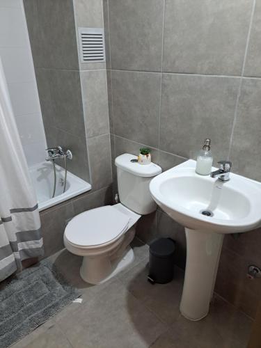 łazienka z toaletą i umywalką w obiekcie Departamento del norte w mieście Arica