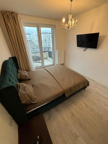 een groot bed in een kamer met een raam bij Royal Apartament in Braşov