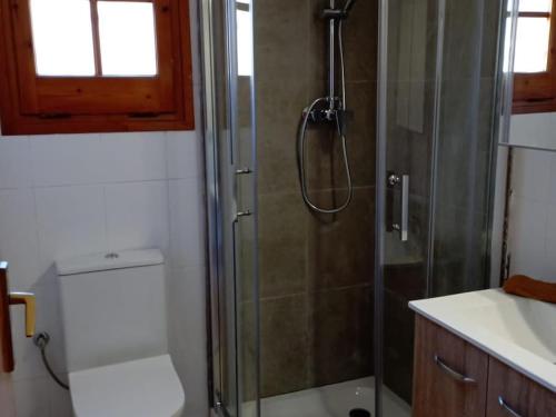 Casa en Castelldefels a 5 min de la playa في كاستيلديفِيلس: حمام مع دش ومرحاض ومغسلة