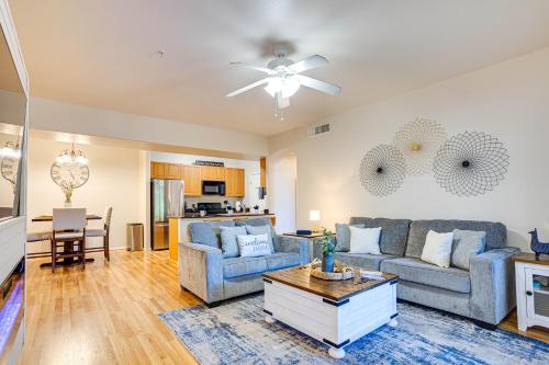 ein Wohnzimmer mit 2 Sofas und einem Tisch in der Unterkunft Southern #2067 Mesa condo in Mesa
