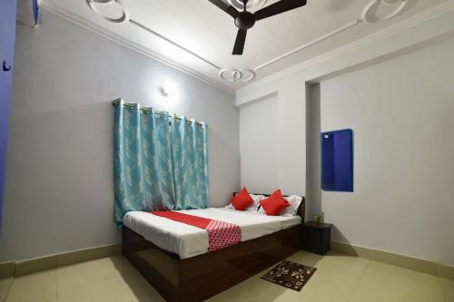 Una cama o camas en una habitación de OYO Flagship 76227 R P Grand