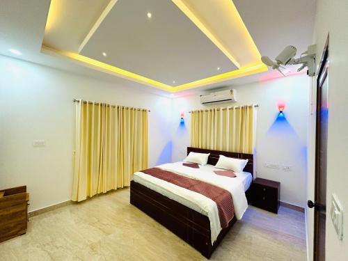 Kakkadampoyil的住宿－Zayior Resort & Spa，卧室配有一张床