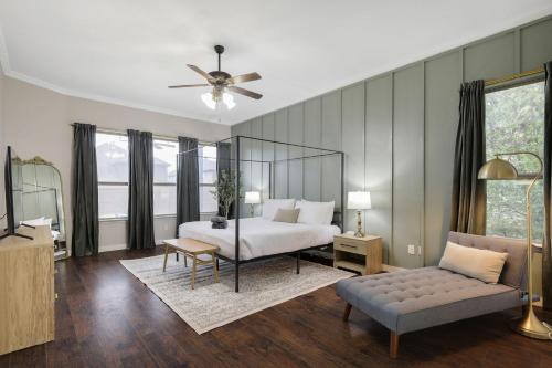 Ένα ή περισσότερα κρεβάτια σε δωμάτιο στο 5-Bed 2-Bath with Pool & Backyard Retreat