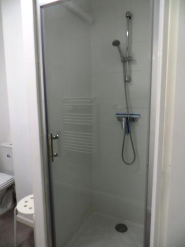 une douche avec une porte vitrée dans une salle de bain dans l'établissement Pratique, Complet Sûr, Métro et Parking; Proche du Centre, de la Gare, de la Rocade, d'un supermarché. Tout à Pied., à Toulouse