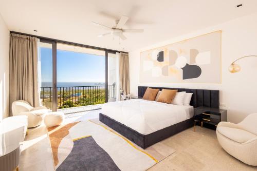 El Pueblito的住宿－Ocean view Luxury Retreat，一间卧室设有一张床和一个大窗户
