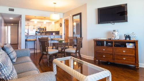 Dapur atau dapur kecil di Bridgeport Condo 204