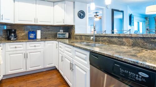 Dapur atau dapur kecil di Bridgeport Condo 204