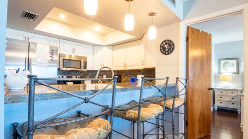 Dapur atau dapur kecil di Bridgeport Condo 204