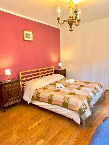 巴多尼奇亞的住宿－Villa Esclusiva a 3 Piani，一间卧室设有一张床和红色的墙壁