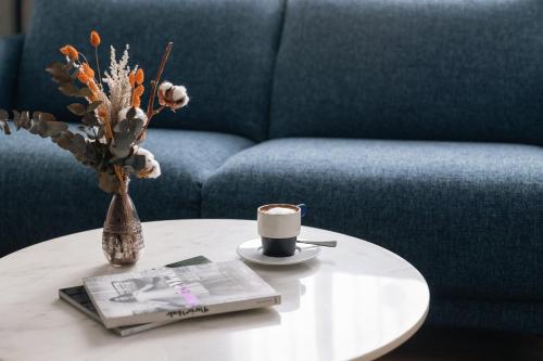 Гостиная зона в voco Madrid Retiro by IHG