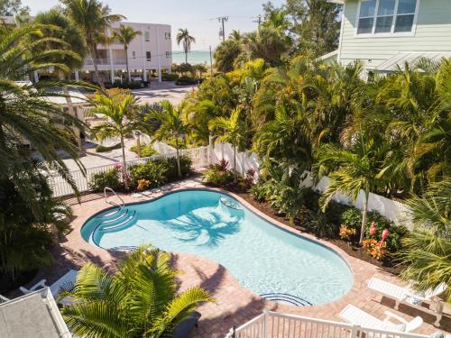 an overhead view of a swimming pool with palm trees at Anna Cabana Bungalow #1 in Holmes Beach