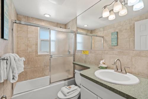 een badkamer met een douche, een toilet en een wastafel bij MI Happy Place Sand Dollar 2 in Holmes Beach