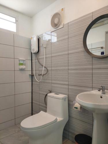 a bathroom with a toilet and a sink at Raintrary House Nakhon Phanom เรนทารี่เฮาส์นครพนม in Nakhon Phanom
