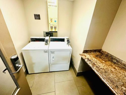a washer and dryer sitting in a room at Radiant Inn and Suites in Murfreesboro