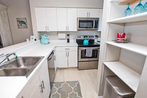 Η κουζίνα ή μικρή κουζίνα στο Canalfront, Community Pool, Tennis courts and MORE! PC431, Above the Wake