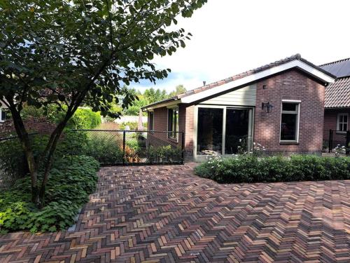 een stenen oprit voor een huis bij Luxe familiehuis 8p nabij bos en hei op de Veluwe in Putten