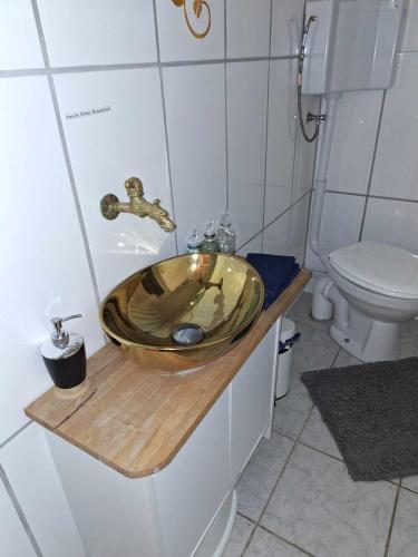 ein Bad mit einem Waschbecken und einem WC in der Unterkunft Haus Rosi in Lutzerath