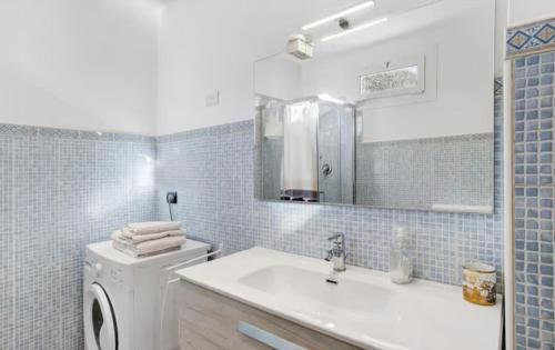 bagno con lavandino e lavatrice di Casa Sanremo Tiziano a Sanremo