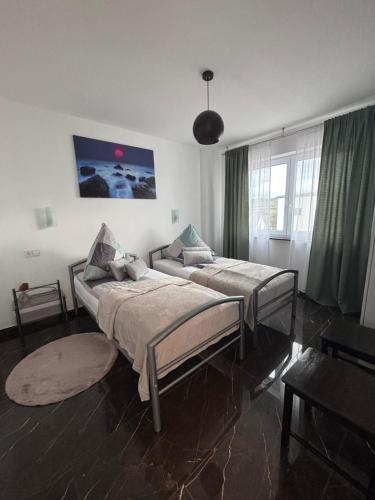 1 Schlafzimmer mit 2 Betten in einem Zimmer in der Unterkunft Ferienwohnung-Weinstadt in Weinstadt