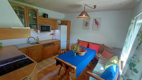 una pequeña cocina con una mesa azul y una mesa azul sidx sidx sidx en TUTTO House, en Frýdlant nad Ostravicí