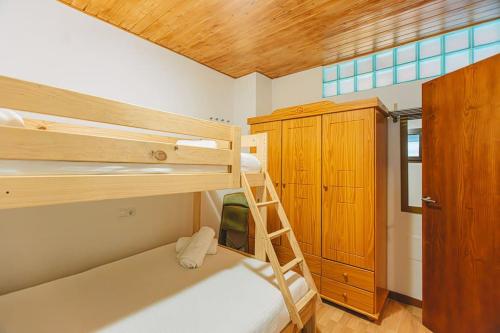 una camera con due letti a castello e una scala di El Duplex de Valsain a Sierra Nevada