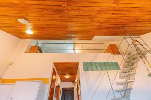 una camera con soffitto in legno e corridoio di El Duplex de Valsain a Sierra Nevada