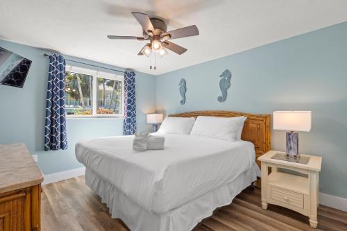 a bedroom with a bed and a ceiling fan at MI Happy Place Sea Turtle 4 in Holmes Beach