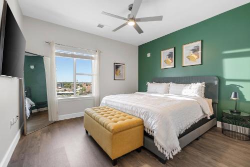 ナッシュビルにあるThe Bel Air Suite The Gulchの緑の壁のベッドルーム1室(ベッド1台、窓付)