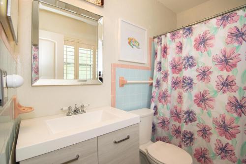 Un baño con lavabo y cortina de ducha. en Anna Maria Beach Place, Unit 5, en Holmes Beach