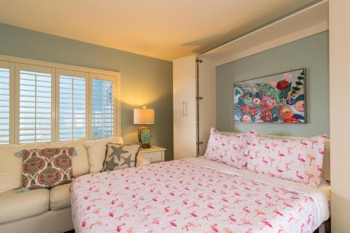un dormitorio con una cama y un sofá en Anna Maria Beach Place, Unit 5, en Holmes Beach