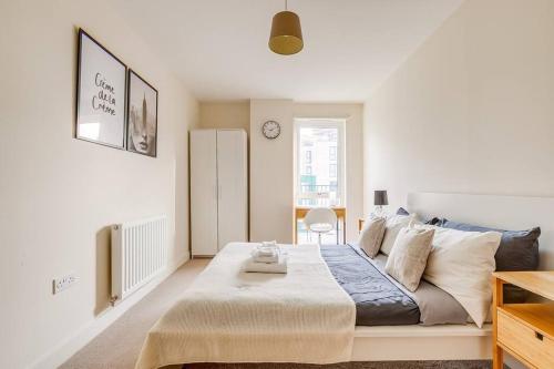 a bedroom with a large bed in a room at Cozy in Colindale/ Balcony in Colindale