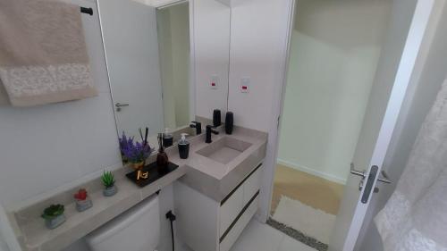 Η κουζίνα ή μικρή κουζίνα στο Apartamento Jardim de Aruana Próximo a Praia