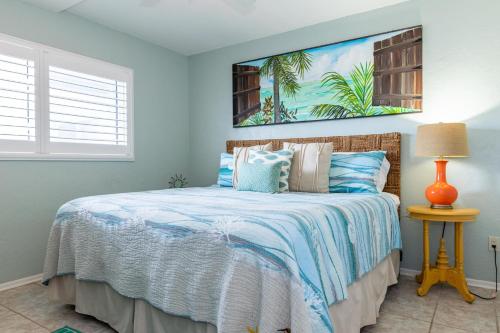 Un dormitorio con una cama con un cuadro en la pared. en Anna Maria Beach Place, Unit 3, en Holmes Beach