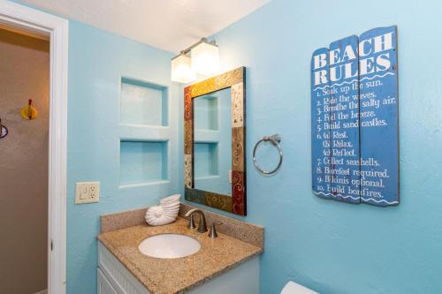 un baño con lavabo y espejo en Anna Maria Beach Place, Unit 3, en Holmes Beach