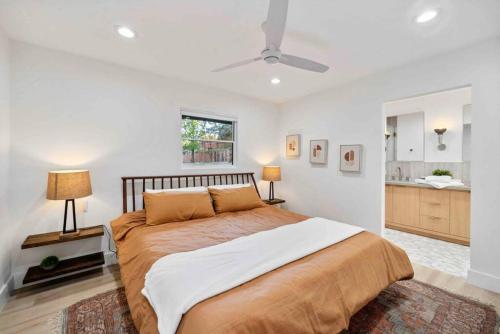 um quarto com uma cama grande e uma casa de banho em Uptown Sedona Retreat wit Views and Hot Tub em Sedona