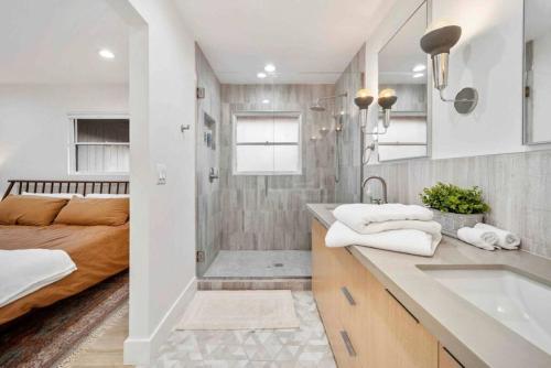 uma casa de banho com um chuveiro, um lavatório e uma cama em Uptown Sedona Retreat wit Views and Hot Tub em Sedona