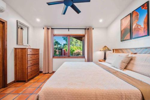 een slaapkamer met een groot bed en een raam bij Chapel Vortex Home Red Rocks Hot Tub Gardens in Sedona