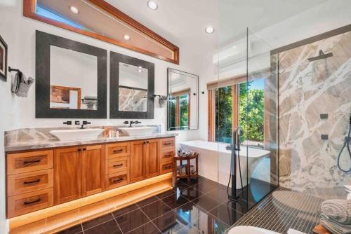 een badkamer met 2 wastafels, een bad en een douche bij Chapel Vista Main House Red Rock Views and Hot Tub in Sedona