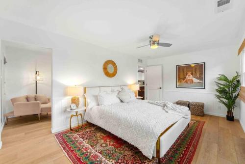 ein Schlafzimmer mit Bett und ein Wohnzimmer in der Unterkunft Upscale Uptown retreat home with HotTub and Views in Sedona