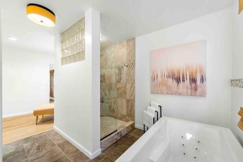 ein weißes Badezimmer mit Badewanne und Dusche in der Unterkunft Upscale Uptown retreat home with HotTub and Views in Sedona