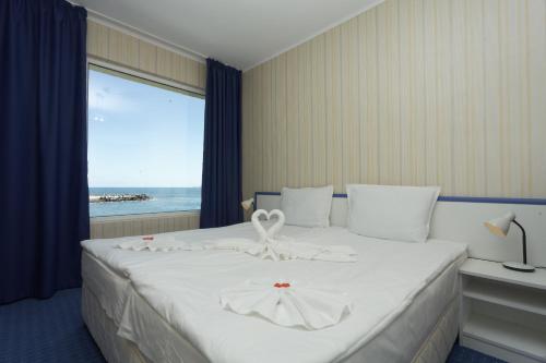 En eller flere senger på et rom på Hotel Marina