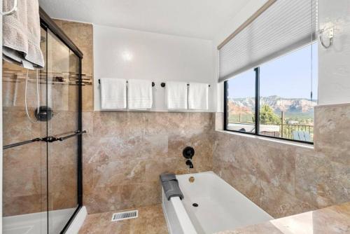 un baño con ducha y bañera en Luxury Uptown home with Epic Views and Hot Tub, en Sedona