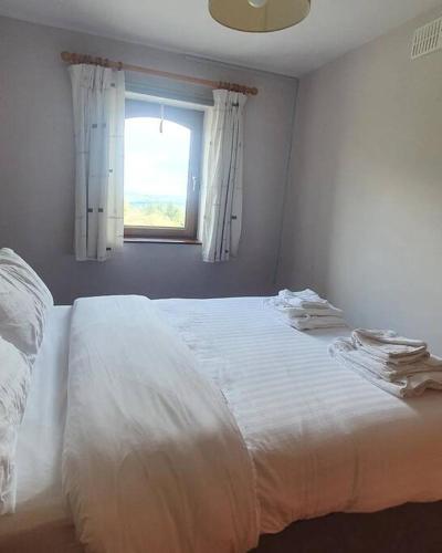 Postel nebo postele na pokoji v ubytování The Mountain Lodge Slievenamon spacious 4 bedroom house