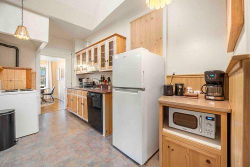 Dapur atau dapur kecil di Stylish and Cozy Downtown 2 Bedroom Unit with Hot Tub