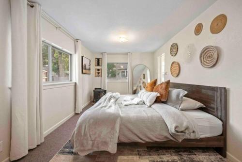 Katil atau katil-katil dalam bilik di Stylish and Cozy Downtown 2 Bedroom Unit with Hot Tub