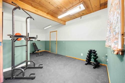 Pusat kecergasan dan/atau kemudahan kecergasan di Stylish and Cozy Downtown 2 Bedroom Unit with Hot Tub
