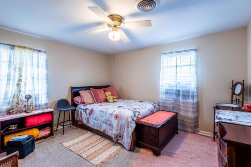 una camera con letto e ventilatore a soffitto di Cozy Natchez Home - Close to River & Nature a Natchez